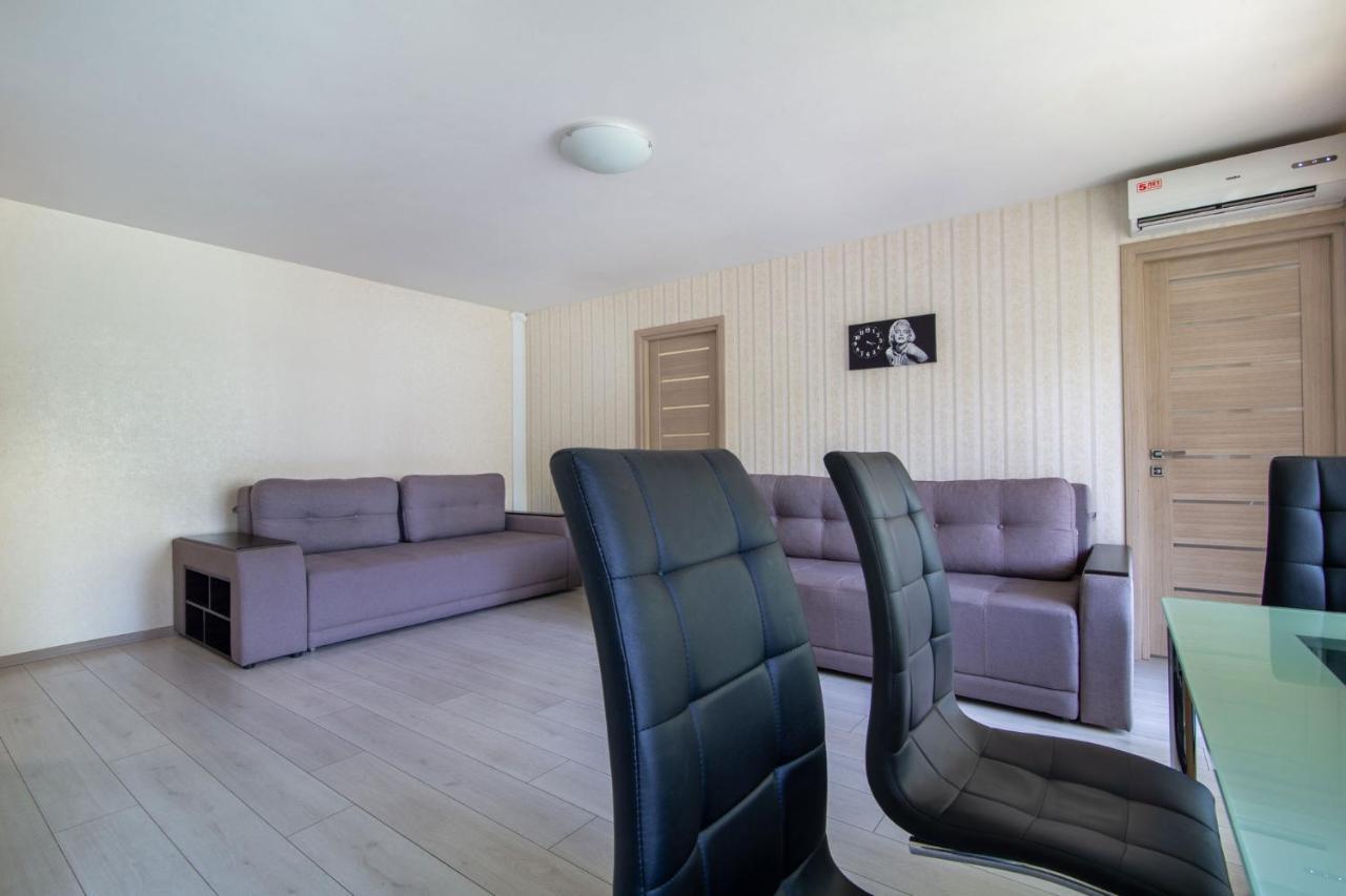 Center 2-bedroom Apartment *